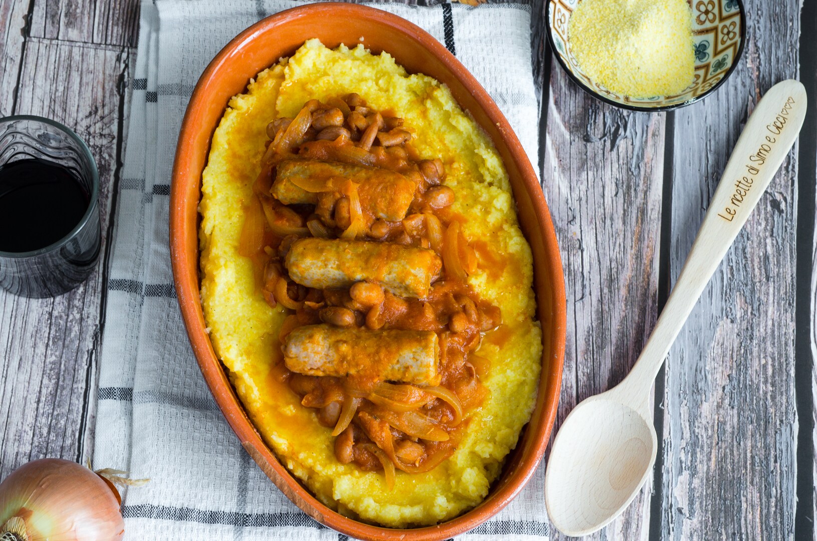Polenta com linguiça e feijão, um prato único perfeito para o inverno