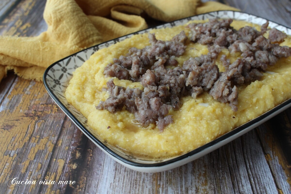 Polenta com molho de linguiça em branco