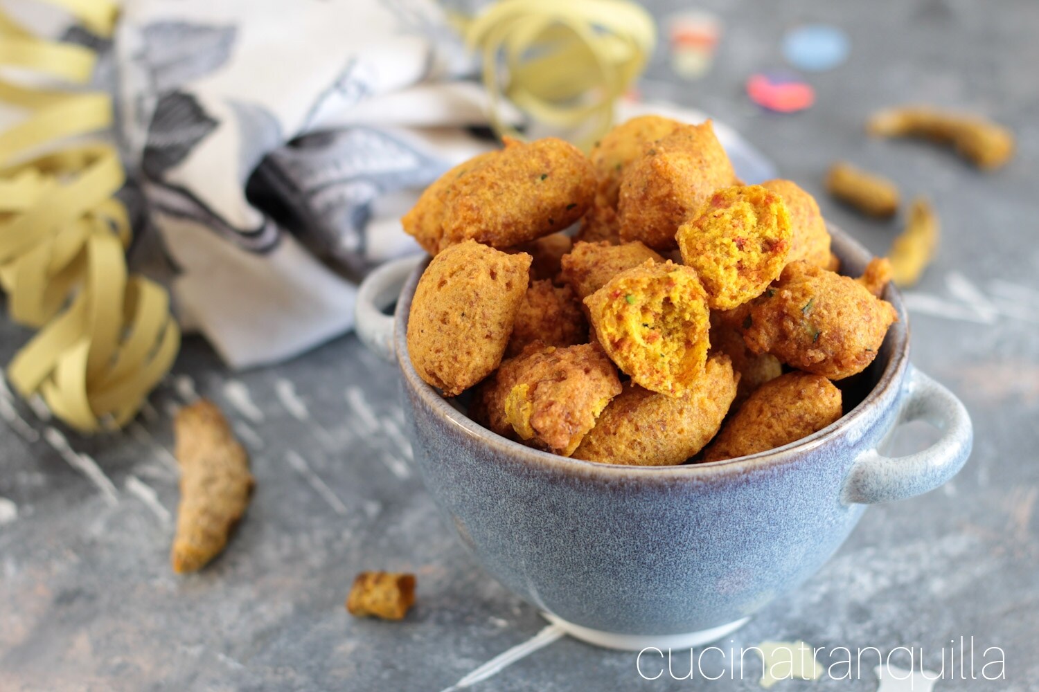 Bolinho integral com cúrcuma
