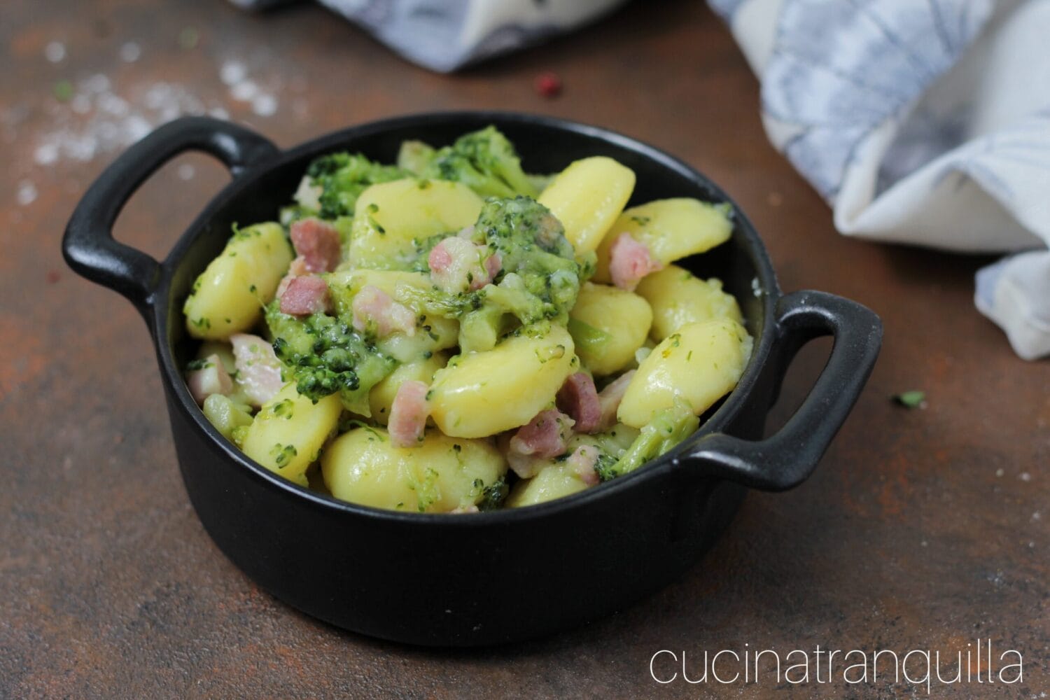 Nhoque com brócolis e bacon