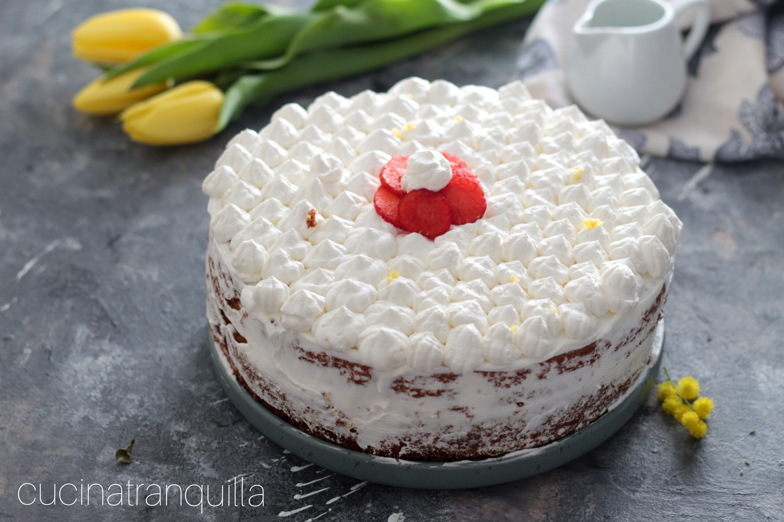 Bolo de laranja e morangos