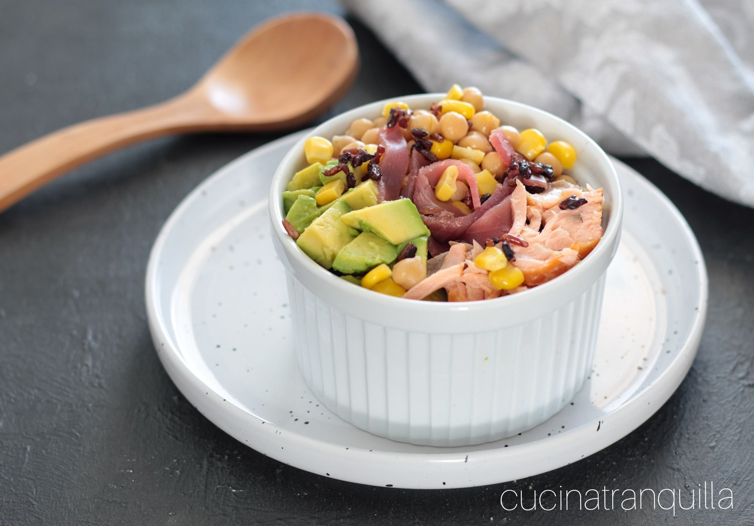 Poke bowl de arroz venere com atum e salmão
