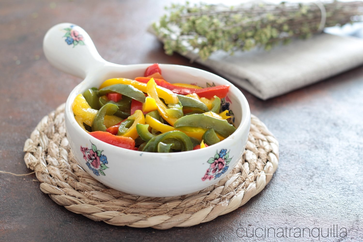 Pimentões mistos na frigideira