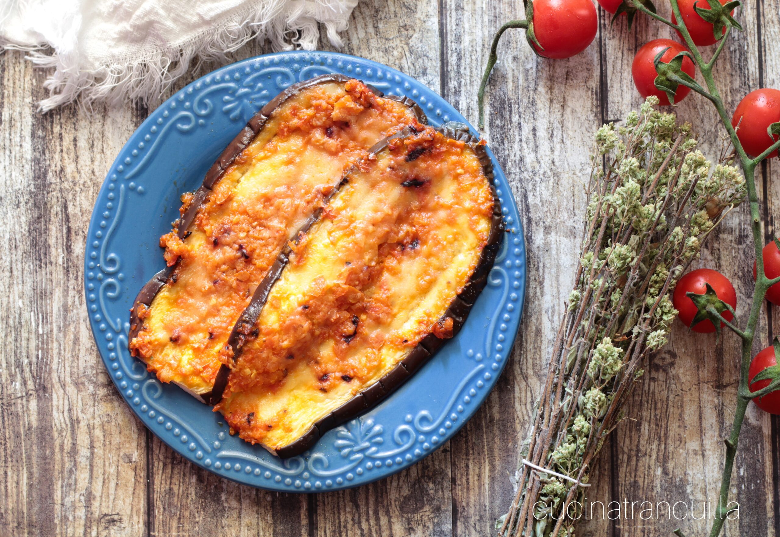 Berinjela ao molho de tomate assada no forno