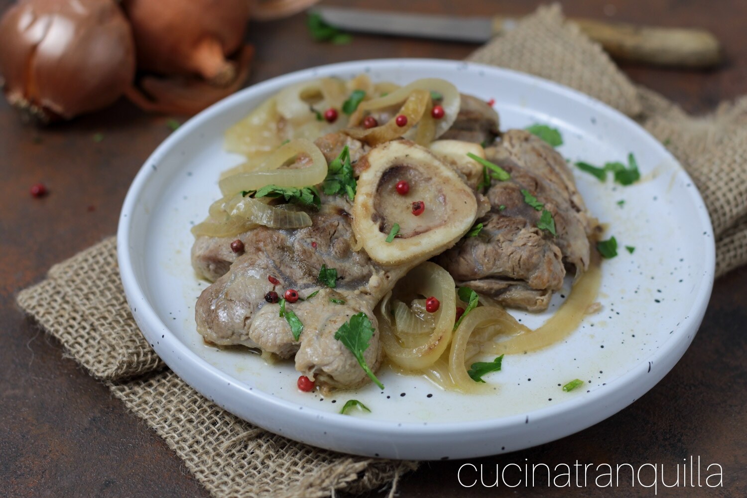 Ossobuco de vitela com cebolas