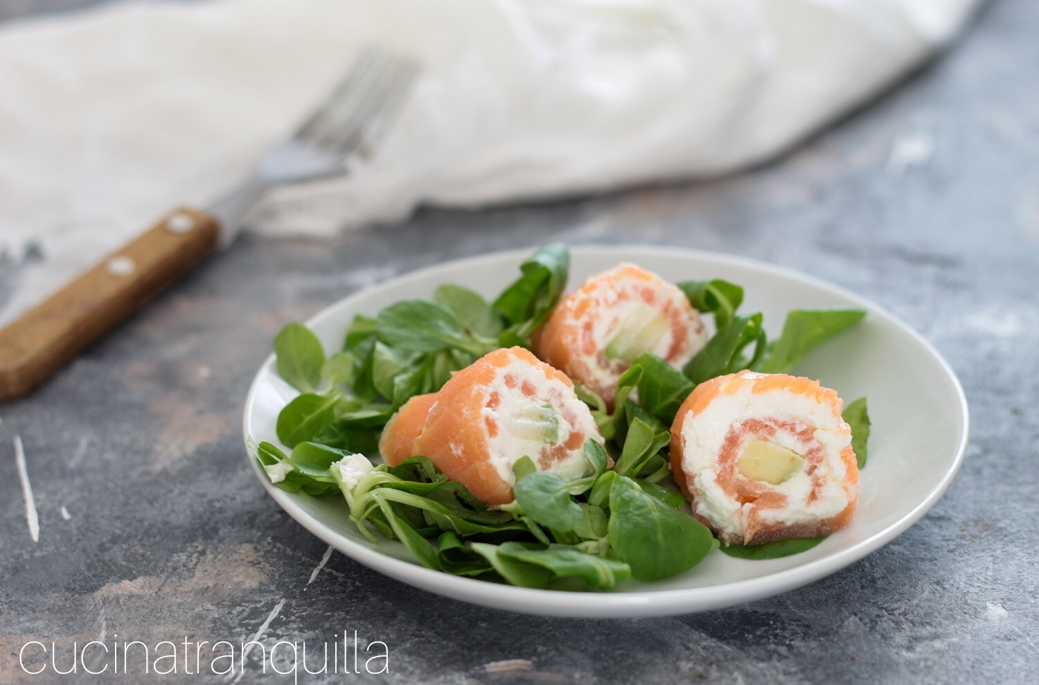 Rolinhos de salmão com cream cheese e abacate