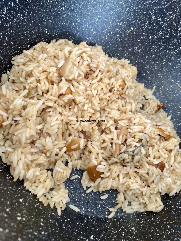 Preparação do risoto integral com cogumelos porcini