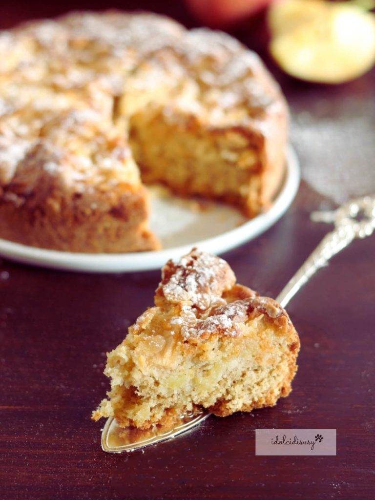 Fatia de bolo de maçã fofo feito em casa