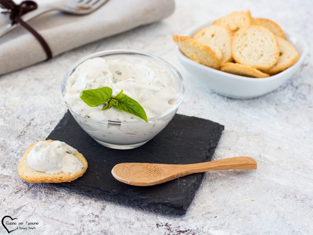 Queijo cremoso caseiro com manjericão