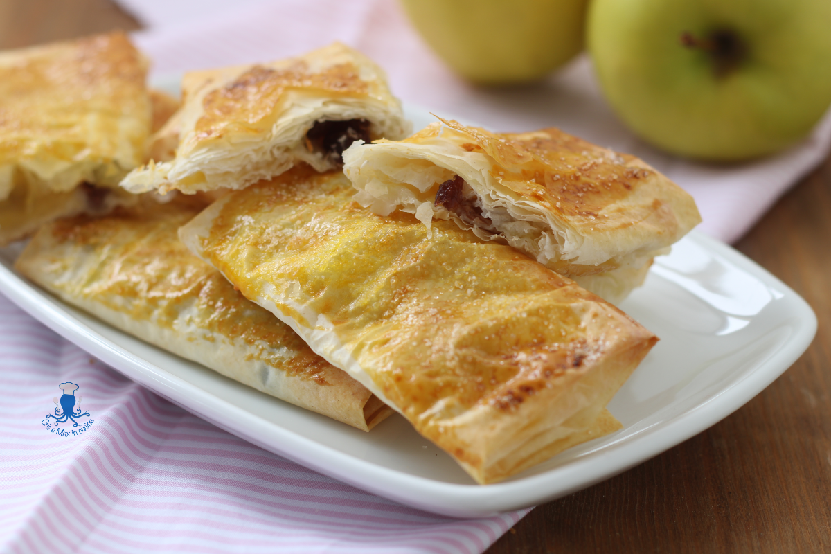 Rolinhos de massa filo doces, receita fácil com maçãs.