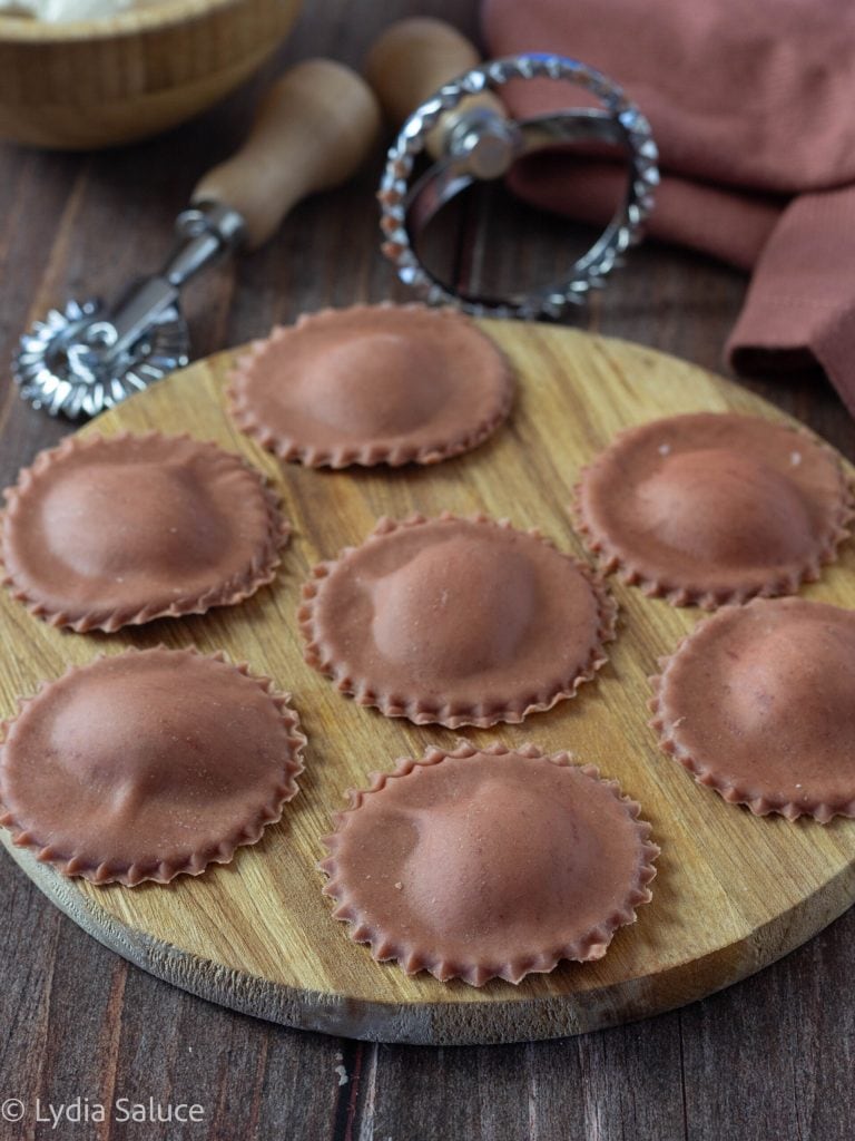 Ravioli rosa com ricotta