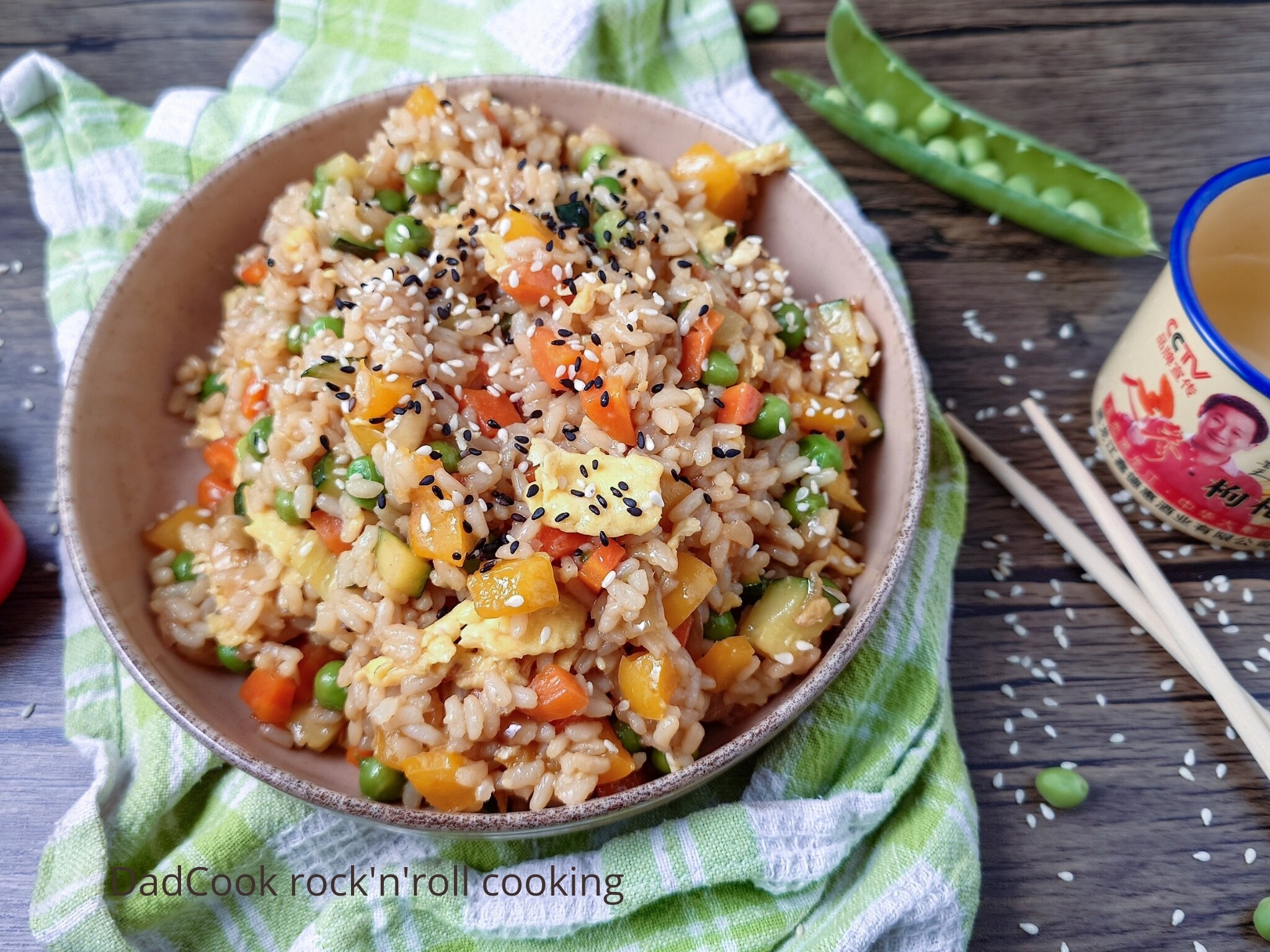 Receita Rápida: Arroz Frito Oriental com Legumes da Estação, Ervilhas e Ovos [+VÍDEO]