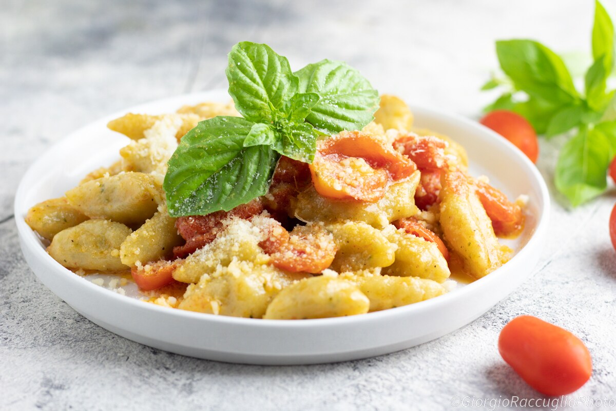 Receita de massa fresca com manjericão e tomatinhos cereja