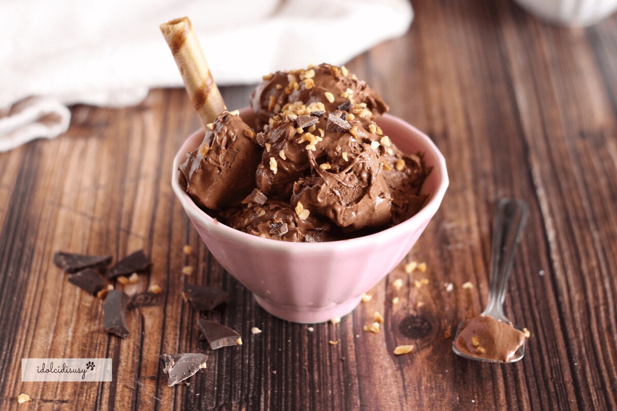 Sorvete de chocolate cremoso – feito em casa sem sorveteira