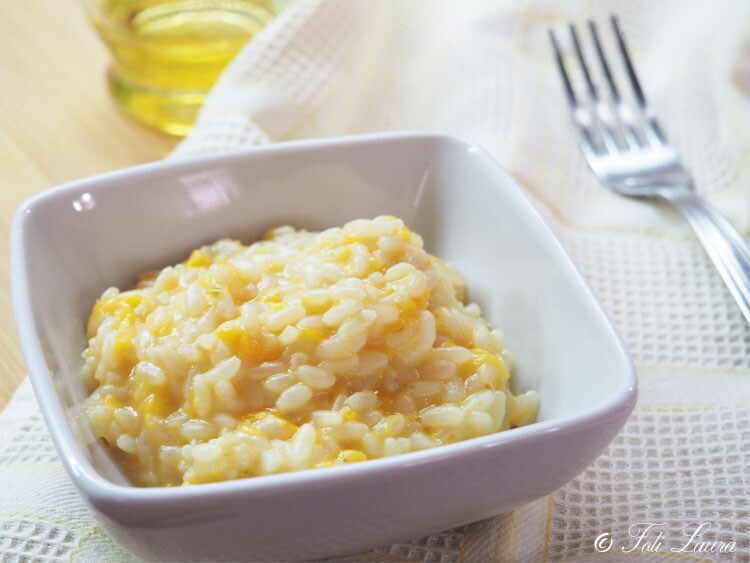 Risotto com abóbora e taleggio em um prato fundo