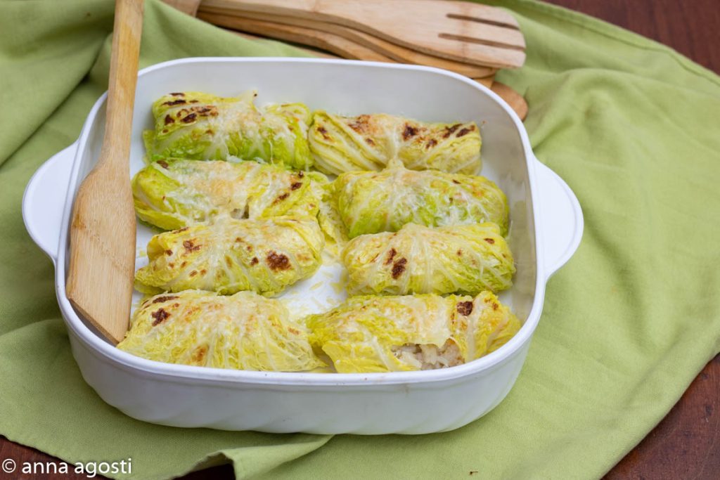Rolihos de couve com arroz e linguiças