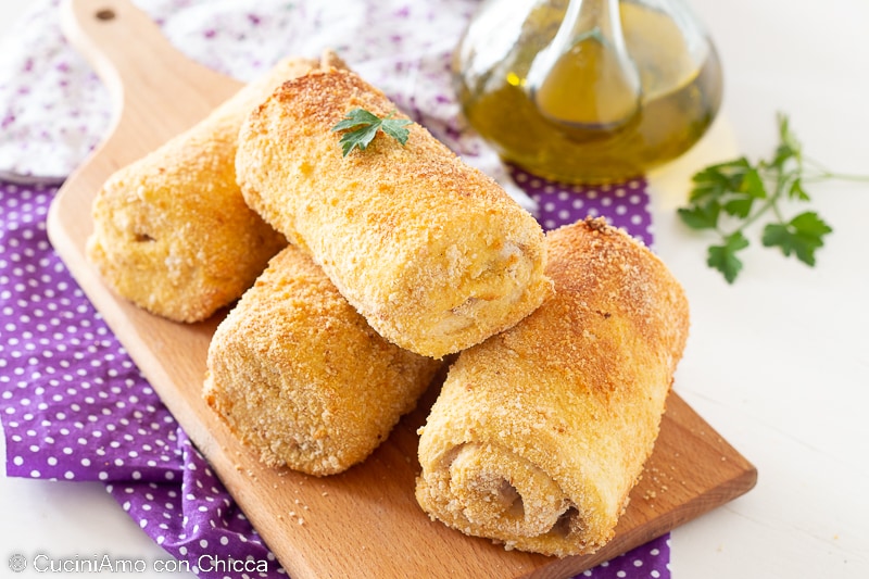 Rolinho de pão com linguiça stracchino