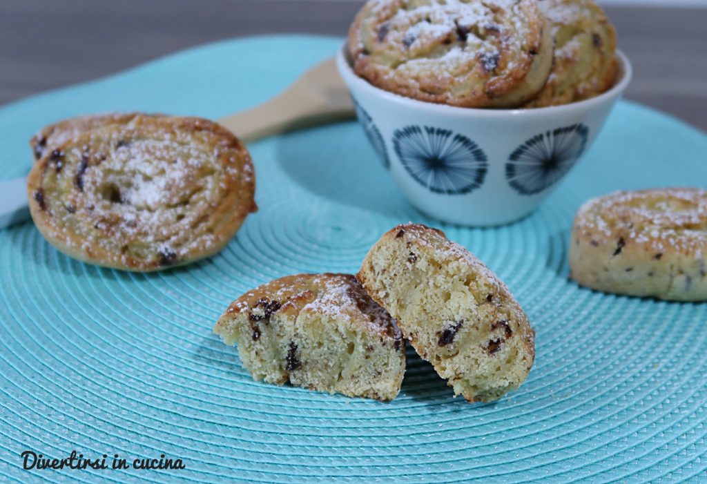 Rolinhos com creme de laranja e gotas de chocolate
