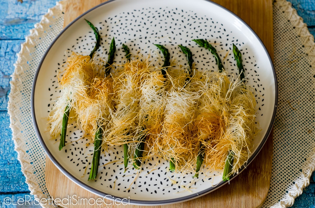 Rolinhos de aspargos com massa kataifi e feta: deliciosos e crocantes