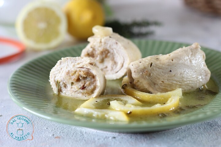 Rolinhos de frango ao limão em cozimento a vapor no pote