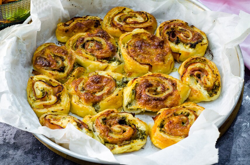 Rolinhos de massa folhada com pesto, ricota e presunto
