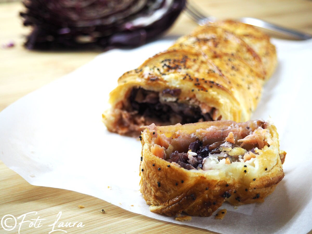 Rolo salgado com salmão, radicchio e maçãs: aperitivo delicioso com massa folhada