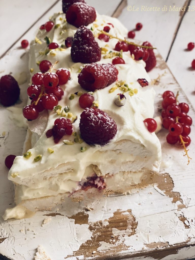 Rolo de Merengue fácil com creme e frutas vermelhas fatia