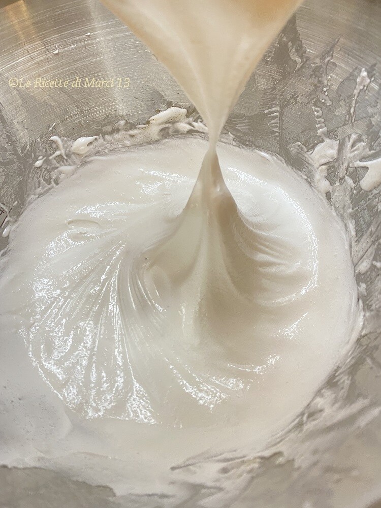 Rolo de Merengue fácil com creme e frutas vermelhas merengue