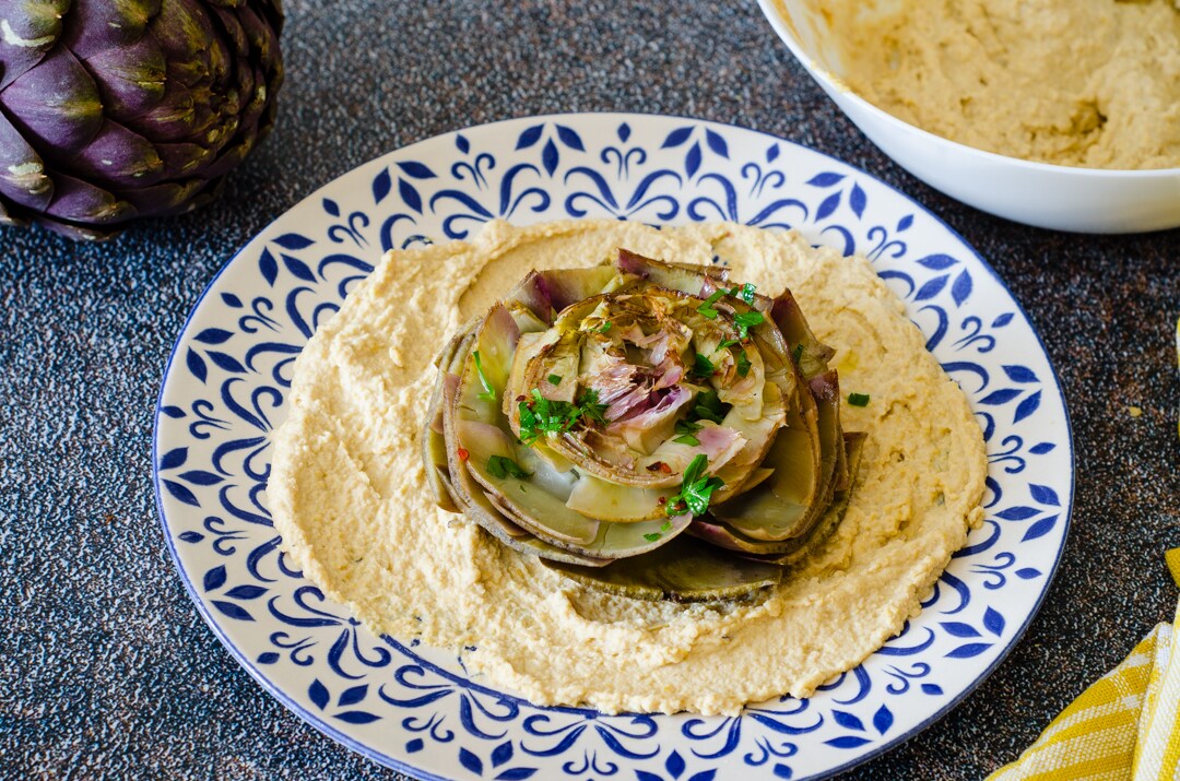 Rosas de alcachofra sobre hummus de grão-de-bico: um prato impressionante e delicioso