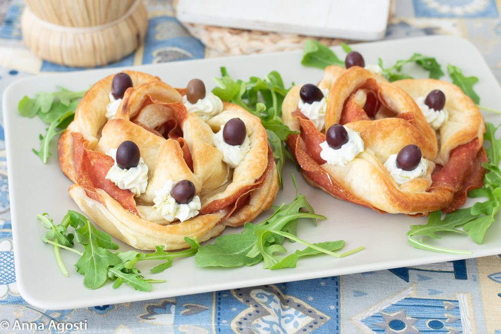 Rosas de massa folhada e salame