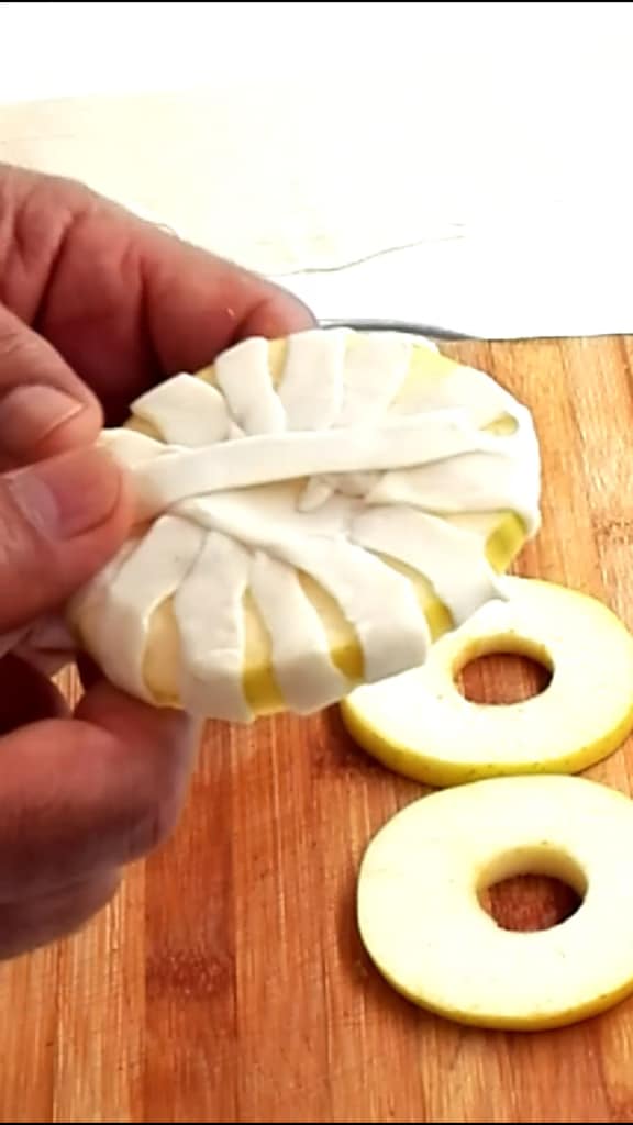 Rosquinhas de maçã com massa folhada