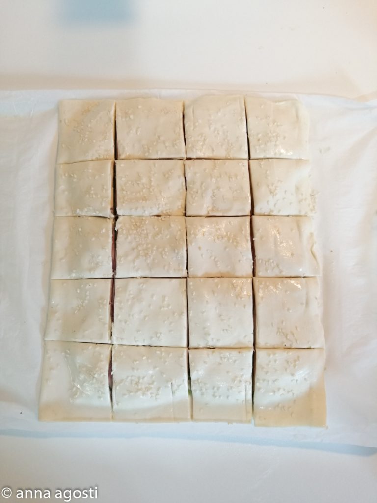 Rústicos derretidos com abobrinha, presunto e provolone