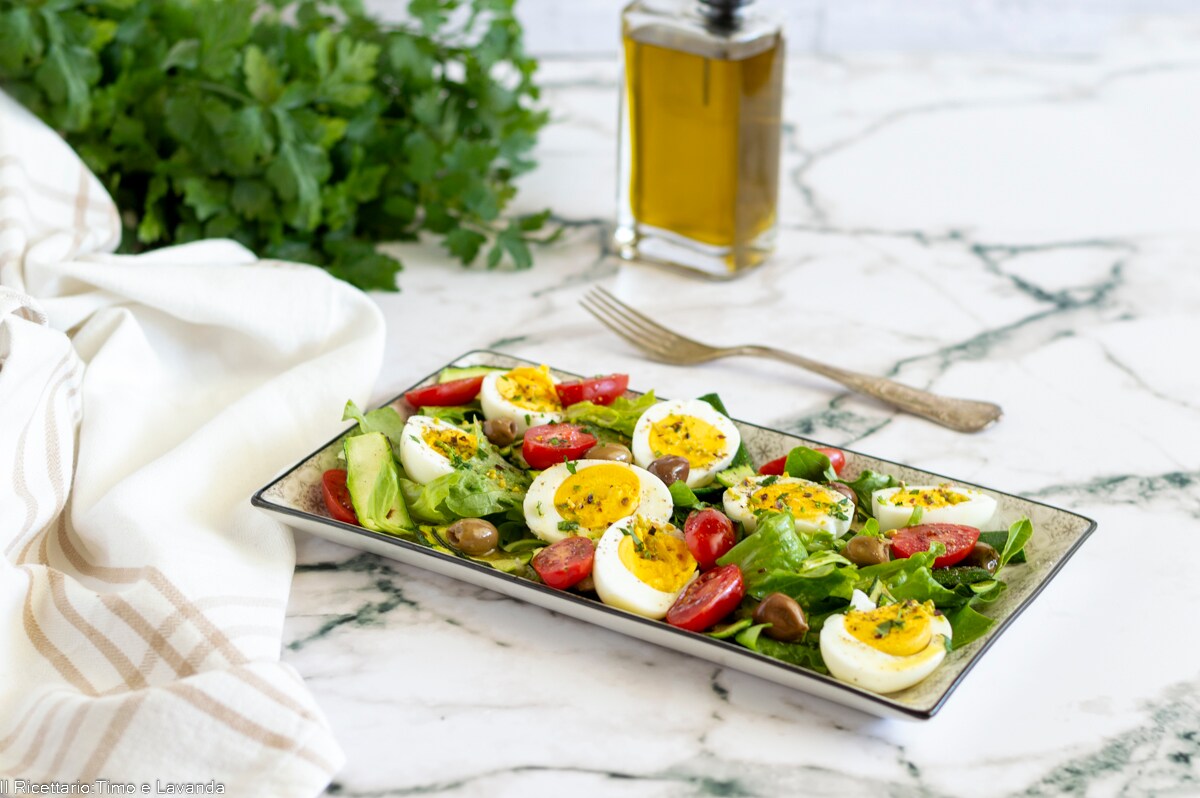 Salada com ovos cozidos e abobrinha grelhada