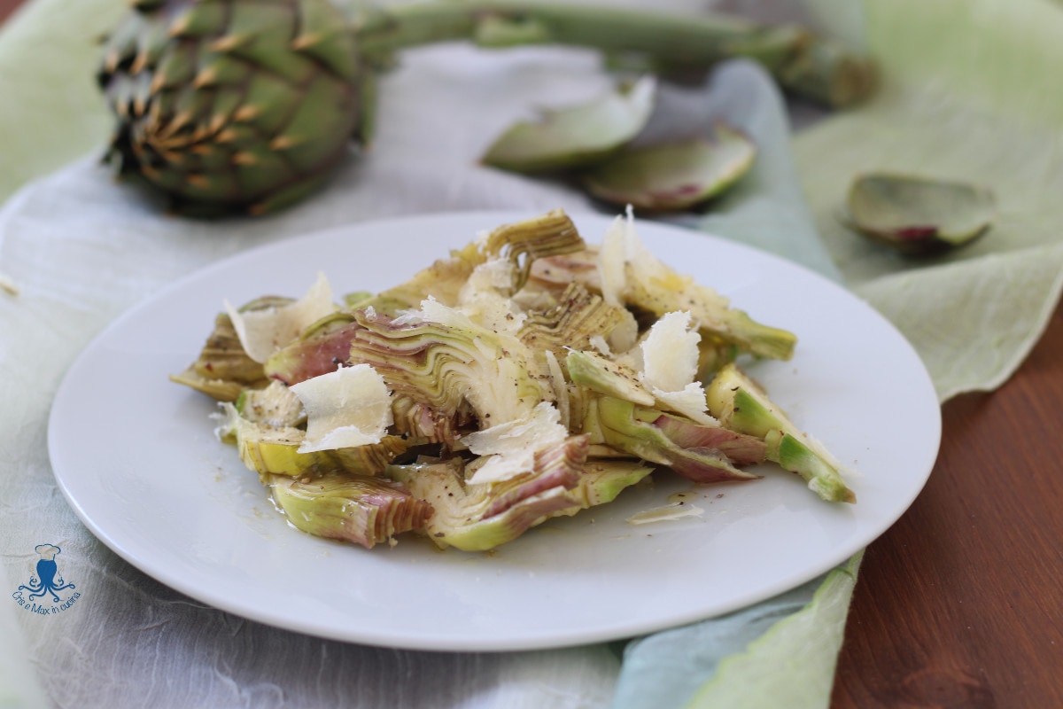 Salada de alcachofras, receita fácil e rápida com parmesão.