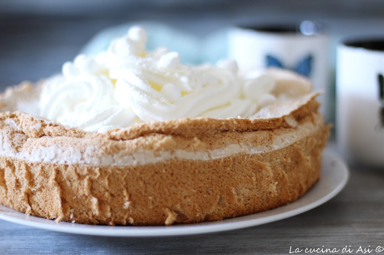 Torta Savoia doce sem manteiga e sem fermento