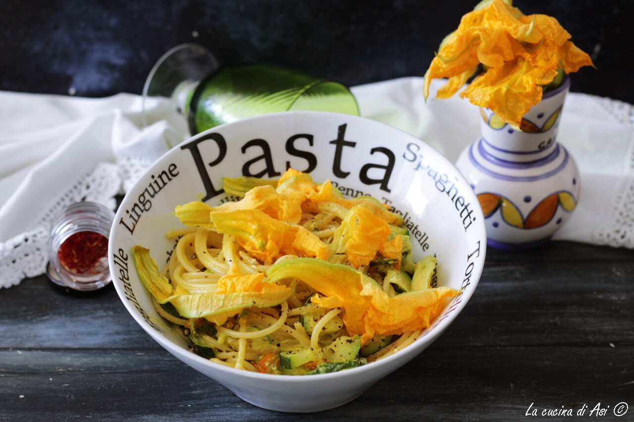 Spaghetti delicados com flores de abóbora e abobrinha