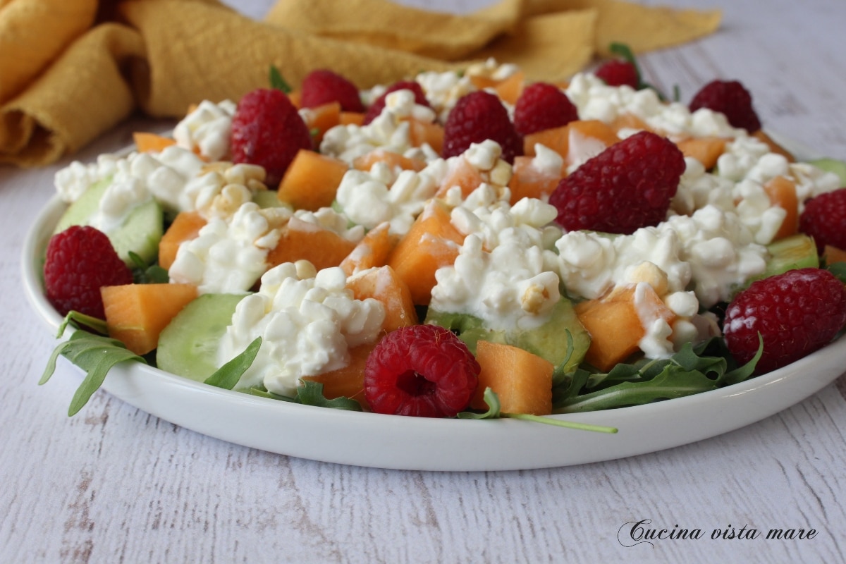 Salada com melão e queijo cottage