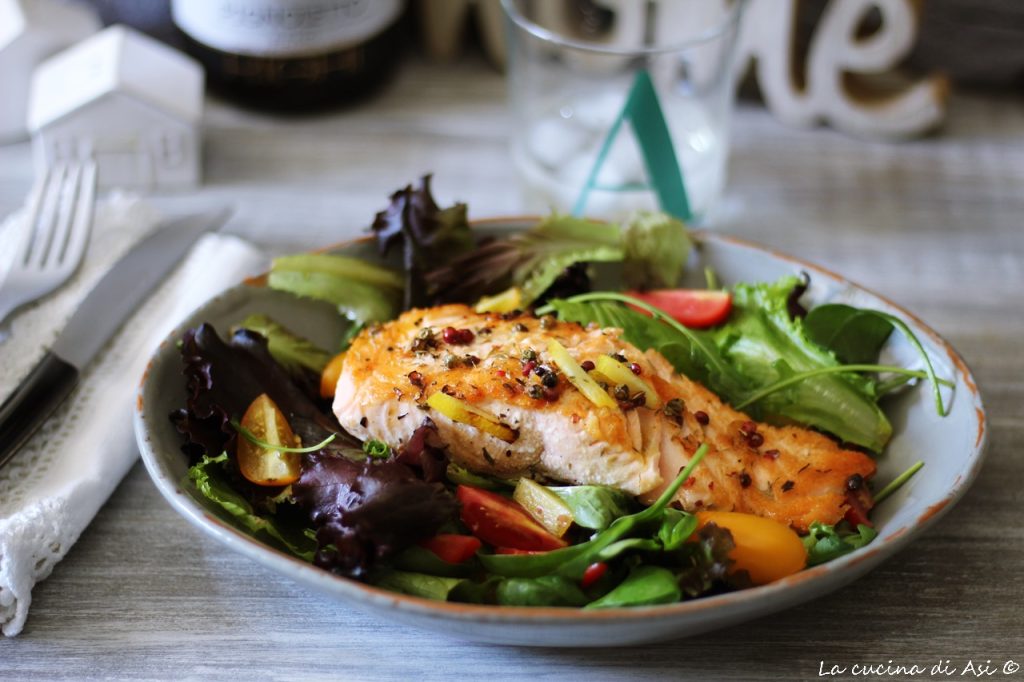 Salada com salmão marinado e grelhado
