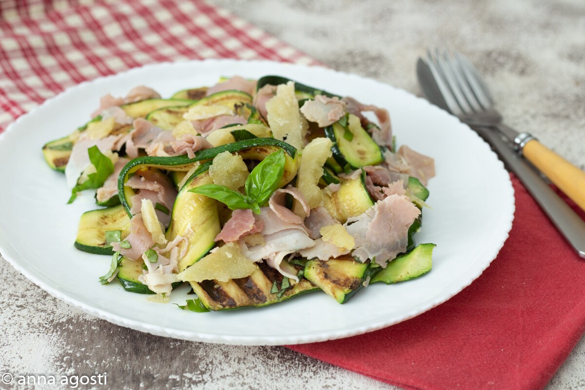 Salada de abobrinha grelhada presunto e grana