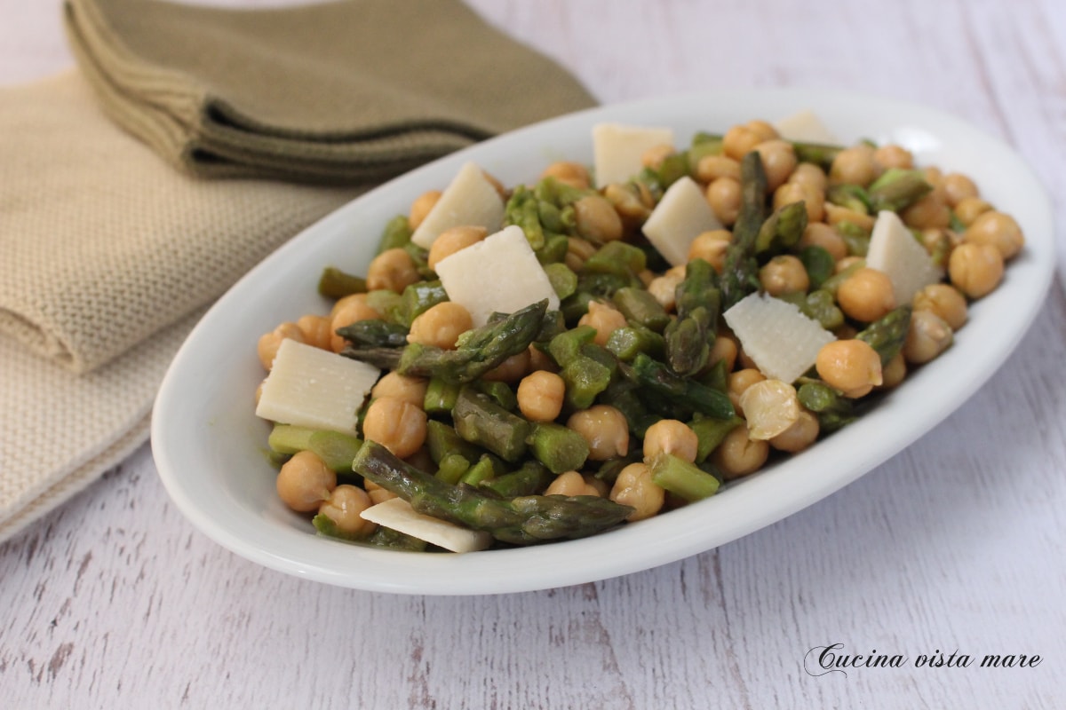 Salada de aspargos e grão-de-bico