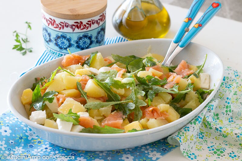 Salada de batata com rúcula e salmão
