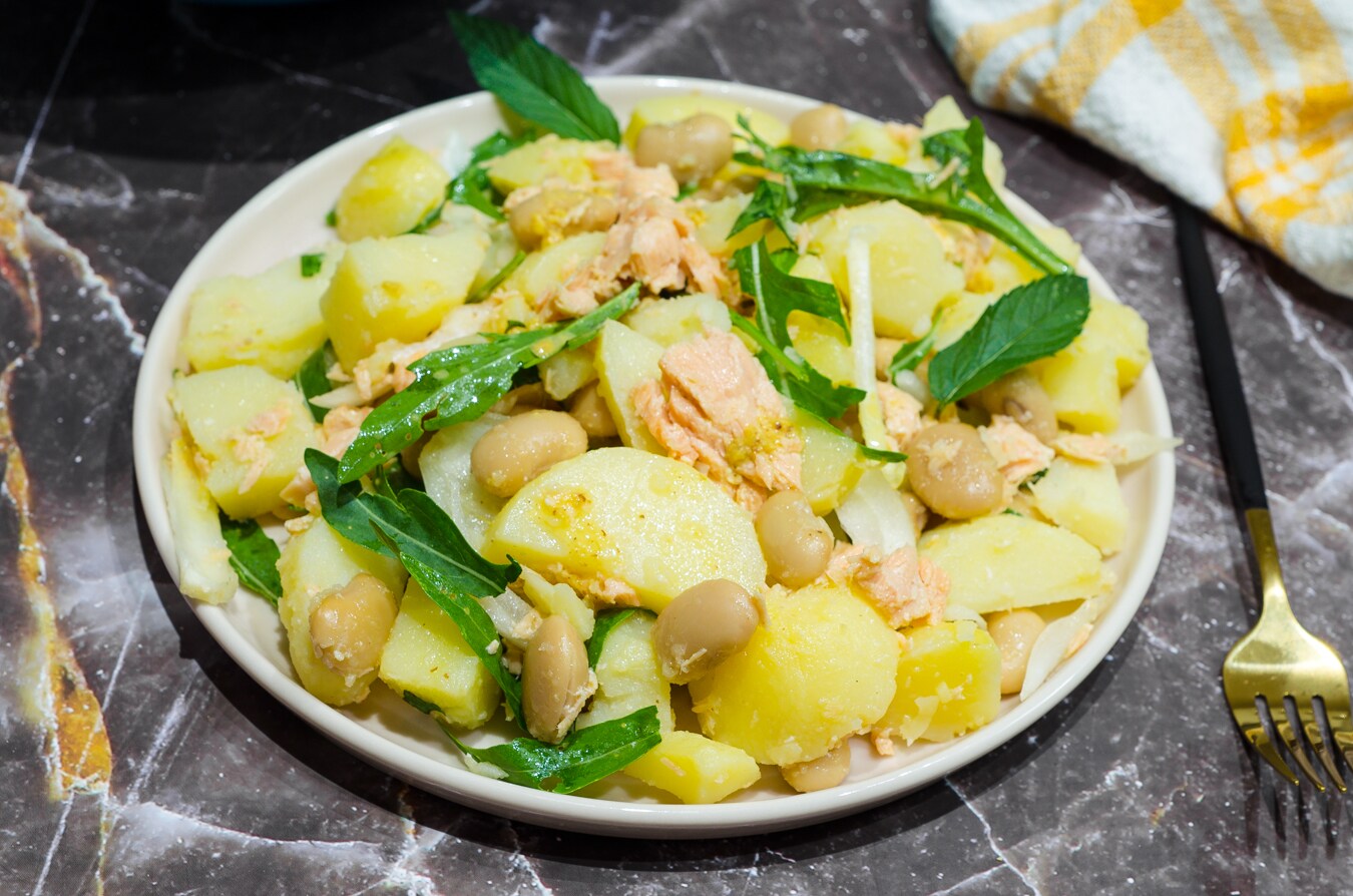 Salada de batatas com salmão e rúcula