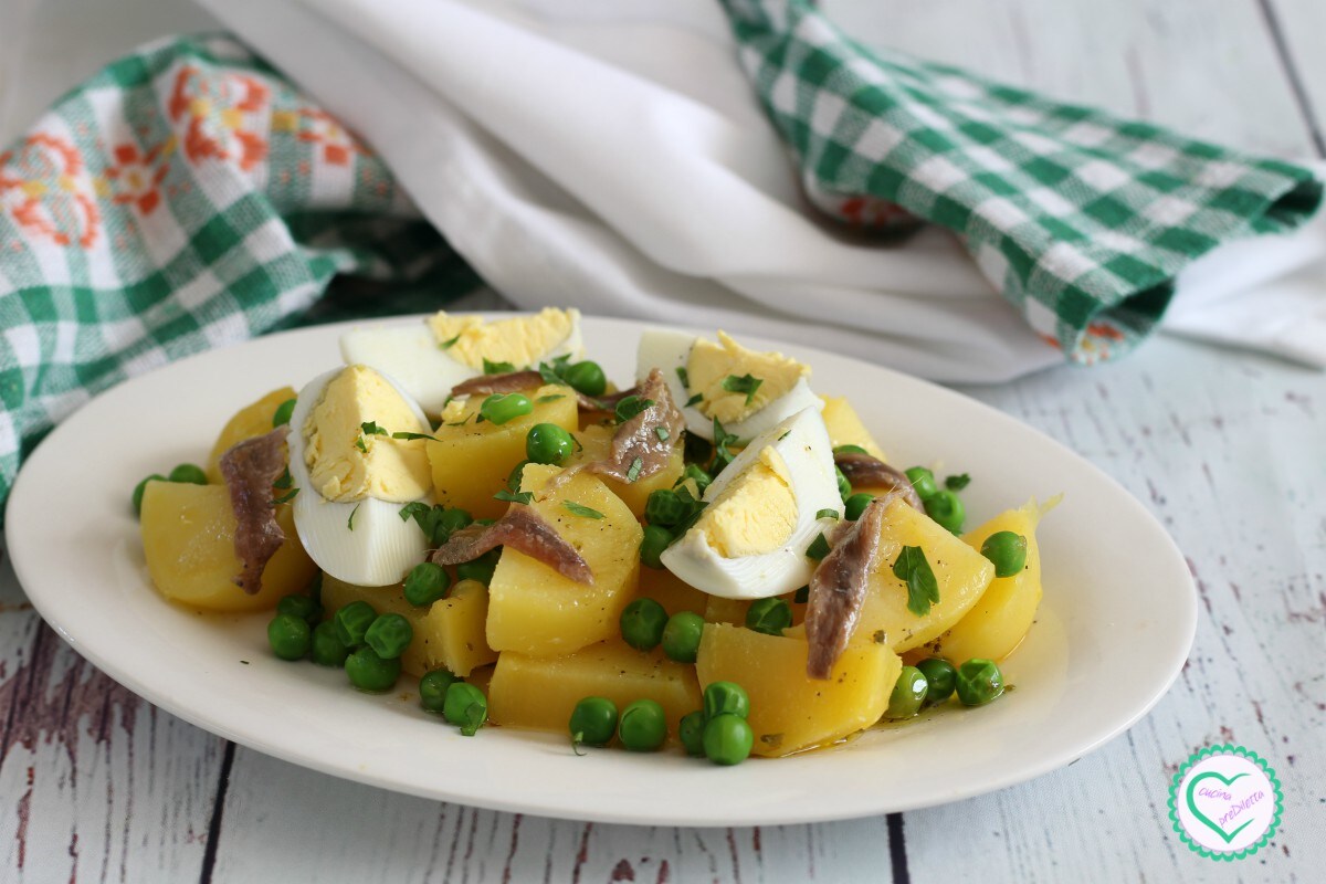 Salada de batatas, ovos, ervilhas e anchovas