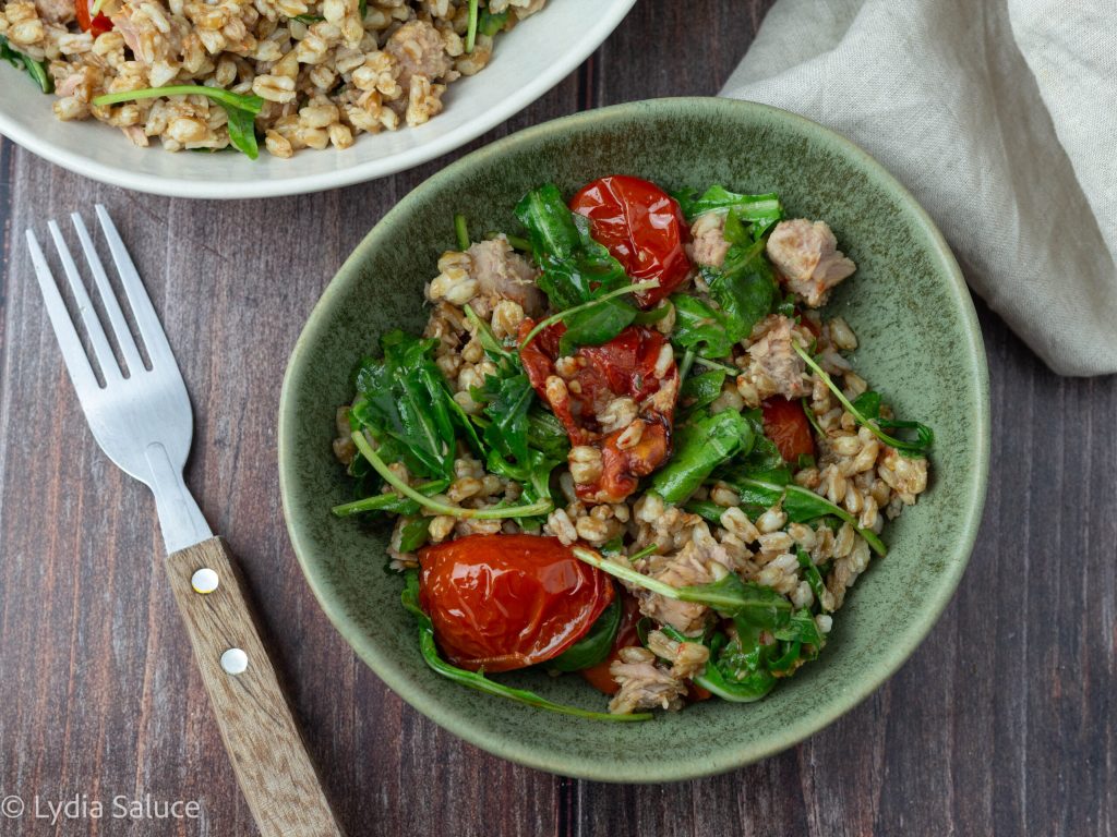 Salada de farro com atum, tomatinhos assados e rúcula