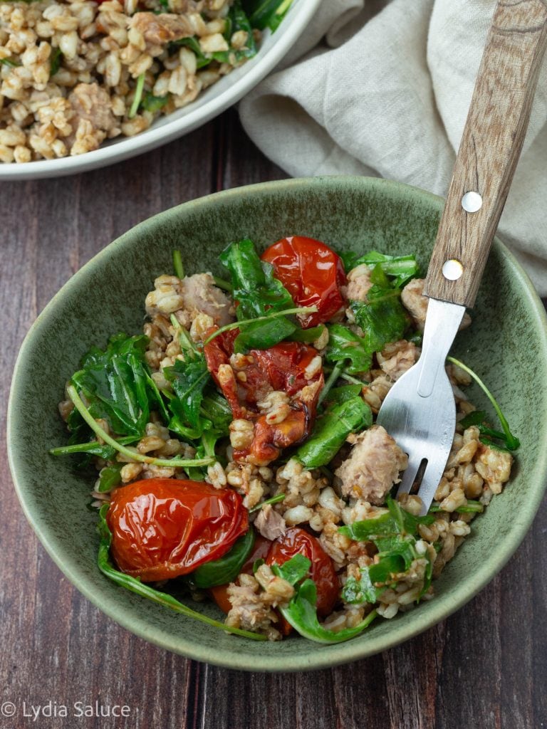 Salada de farro com atum, tomatinhos assados e rúcula