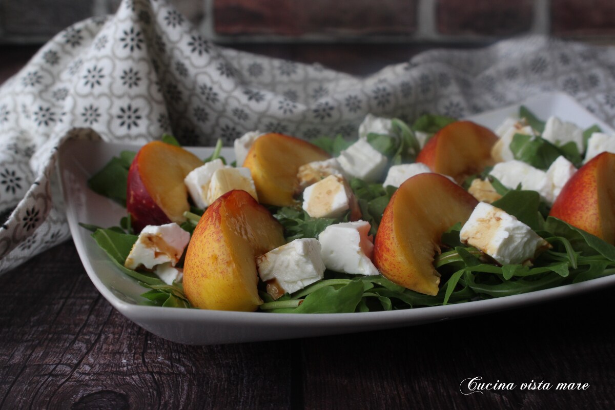 Salada de feta e pêssegos