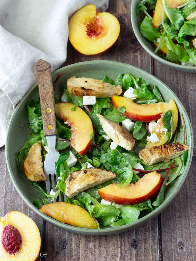 Salada de frango e pêssegos