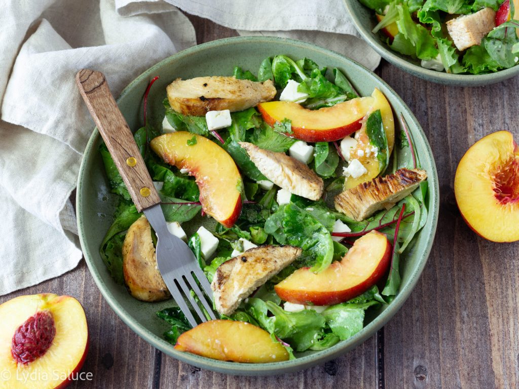 Salada de frango e pêssegos