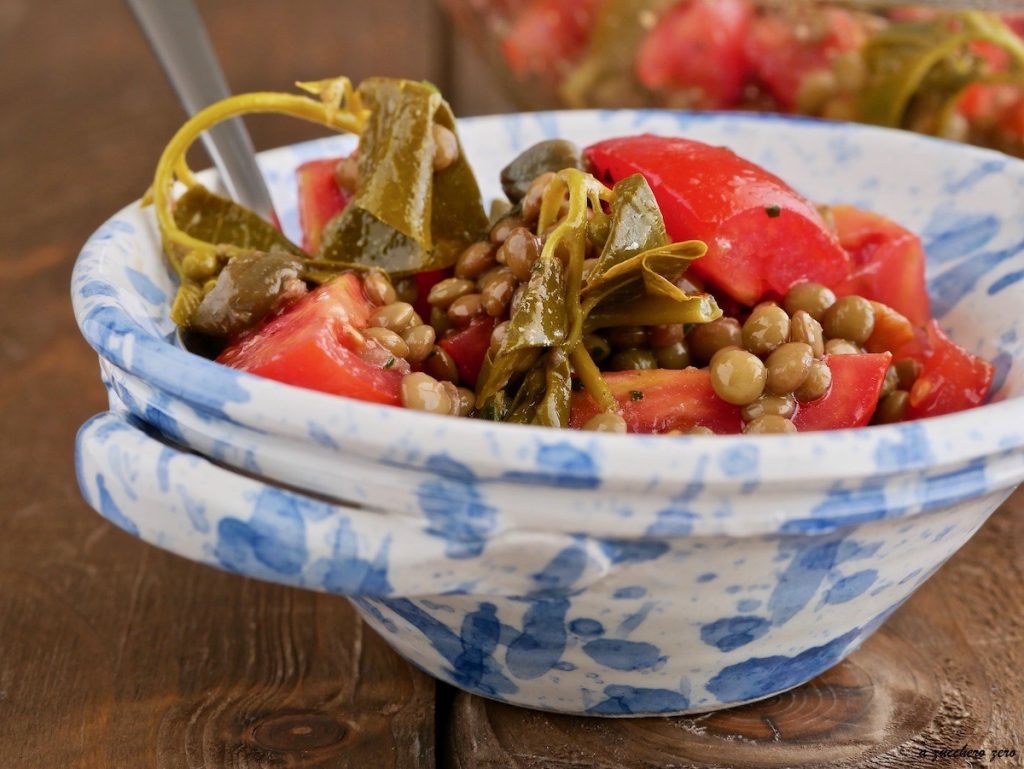 Salada de lentilhas e tomatinhos com alcaparras