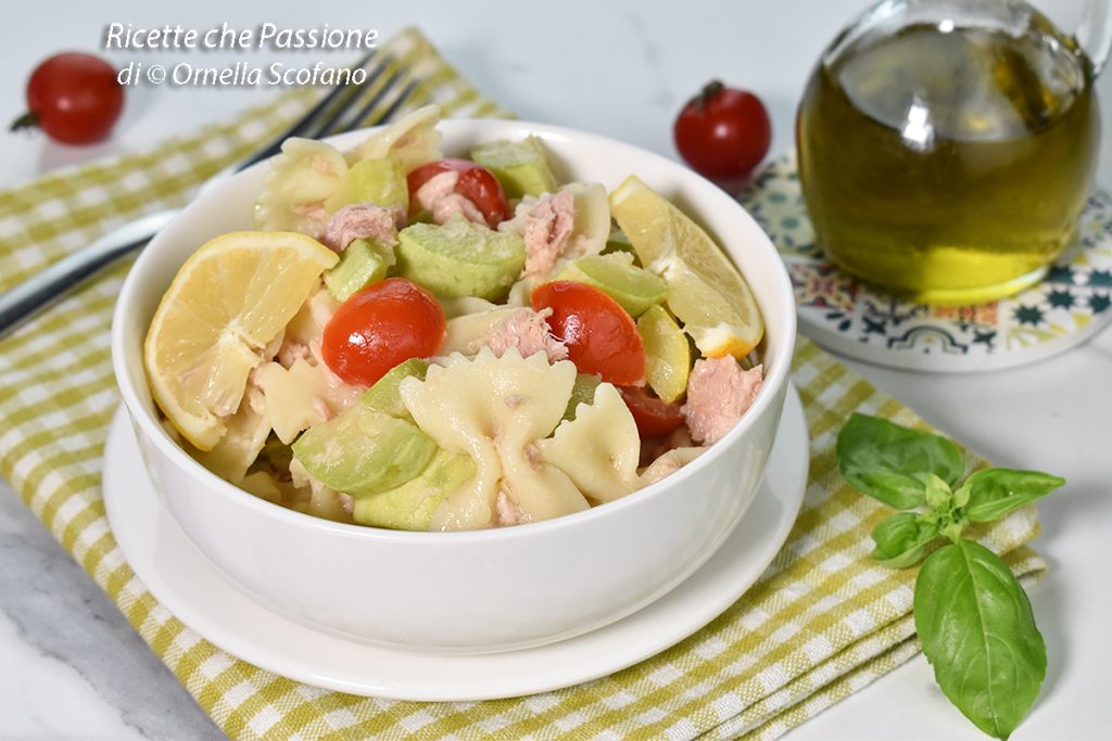 Receita de salada de macarrão com atum e abobrinha ao limão